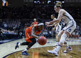 Alexis Peterson drives to the hoop. She scored a Syracuse-high 25 points. 